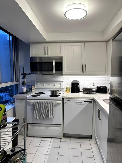 Best Location In Downtown- Walking To Eaton Centre, Nathan Phillips Square, Yonge-Dundas, Ikea,Transit Toronto Eksteriør bilde